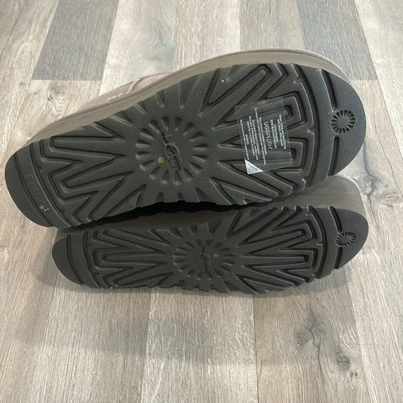 UGG WOMEN'S CLASSIC MINI PLATFORM BOOTS - Picture 16 of 16